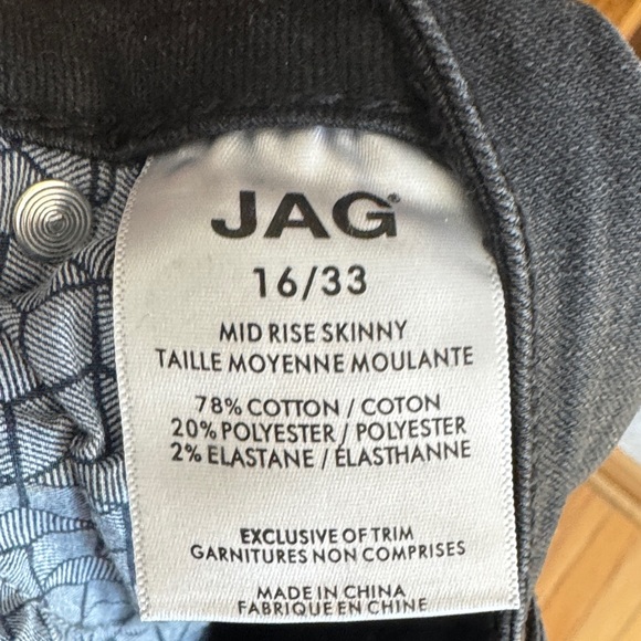 Floral Embroidered  Jeans - Picture 4 of 4